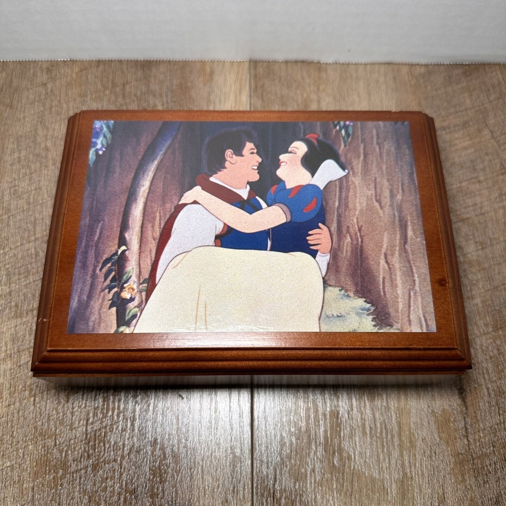 Disney Watch Collectors Club‎ Series V Snow White By Fossil W/music Box #3049